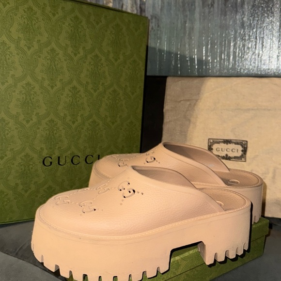 GUCCI WOMEN'S PLATFORM SANDAL WITH PERFORATED G - Picture 1 of 4